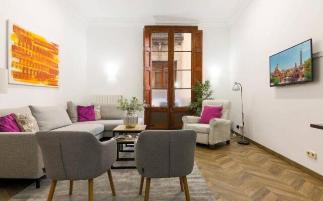 Great Spacious Apartment in the Gothic District City Center