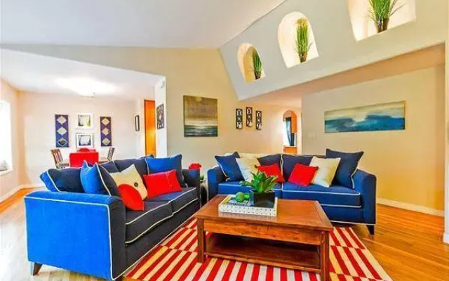 Three Bedroom Poolside in Pacific Beach