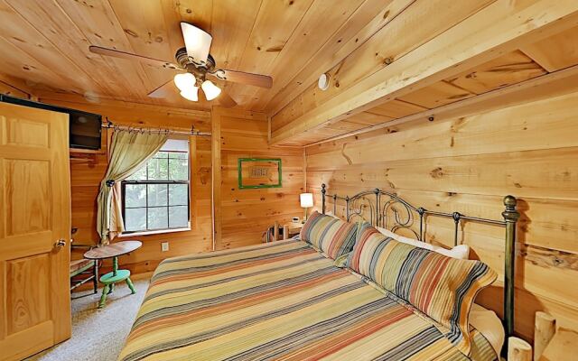 New Listing! Epic W/ Game Room & Hot Tub 2 Bedroom Cabin