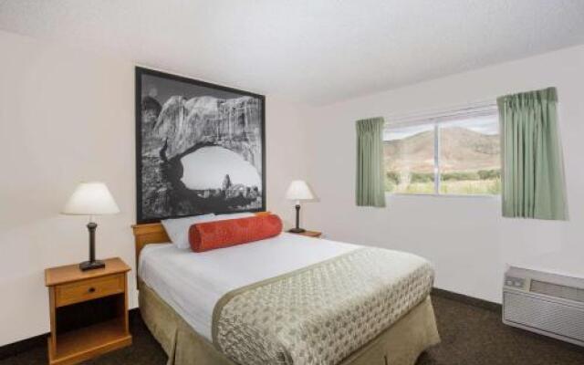 Super 8 Salina/Scenic Hills Area