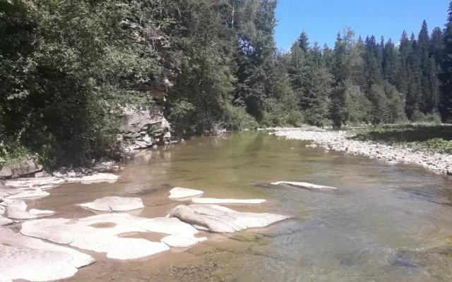 U Anastasii i Sofii bilya richki