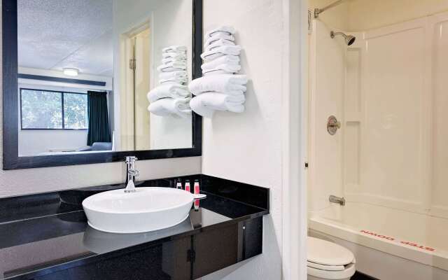 Travelodge by Wyndham College Park