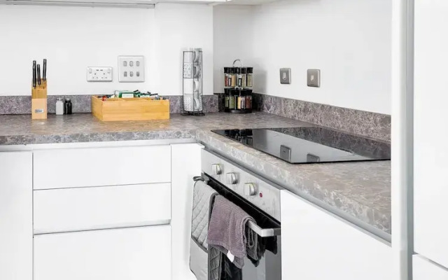Salford - 2 Bed Apartment - Sleeps 4 - Wifi