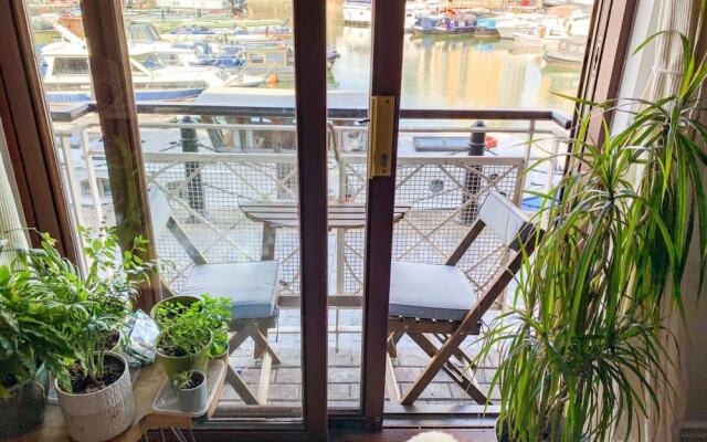 Modern 1 Bedroom Apartment With Balconies And Marina Views