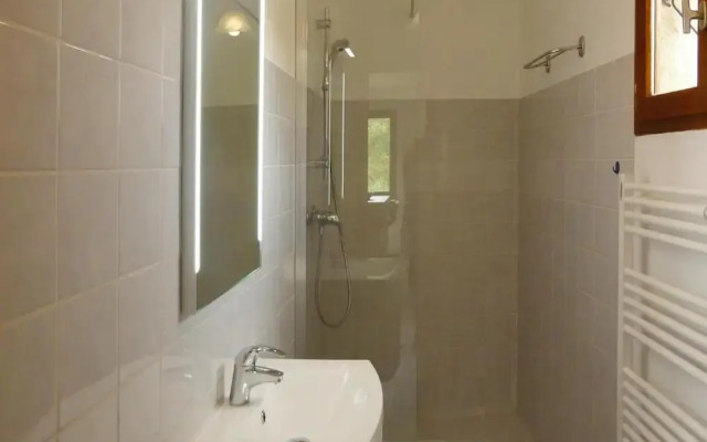 Apartment in Malauctne With Garden