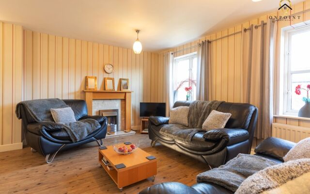 "Captivating & Comfy 3 Bed Home 2 Parking"