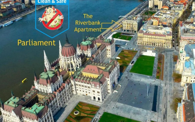 Riverbank Apartment At Parliament