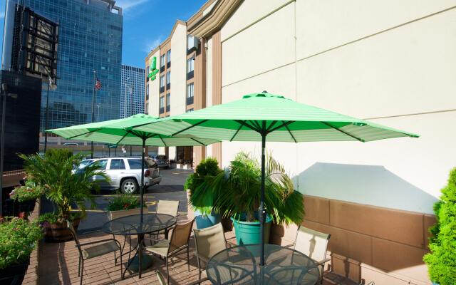 Holiday Inn & Suites Chicago - Downtown, an IHG Hotel