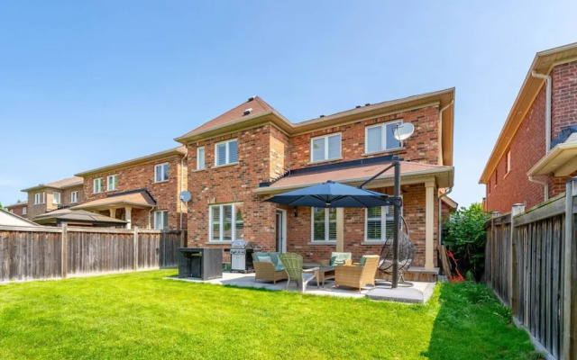 Stylish 4BR Oasis Peaceful Mississauga Location
