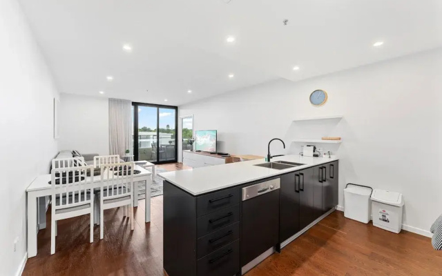 Perfect Location 1-bed With Balcony, BBQ & Parking