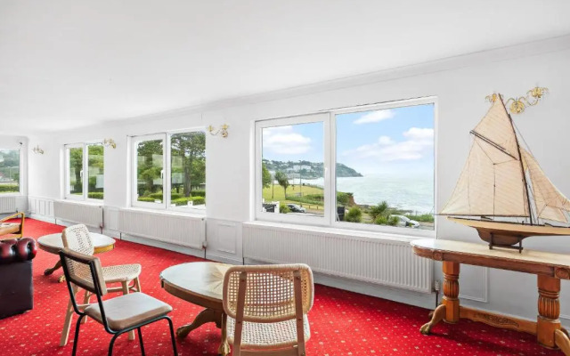 Waters Edge Hotel