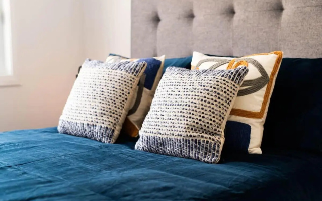 Hideaway on Curran - Modern & Comfy Retreat in CBD Firepit – Guest Rooms – Orange