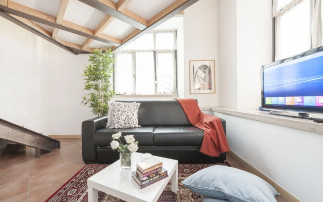 Inviting 3-bed Apartment in Roma 4mins to Colosseo