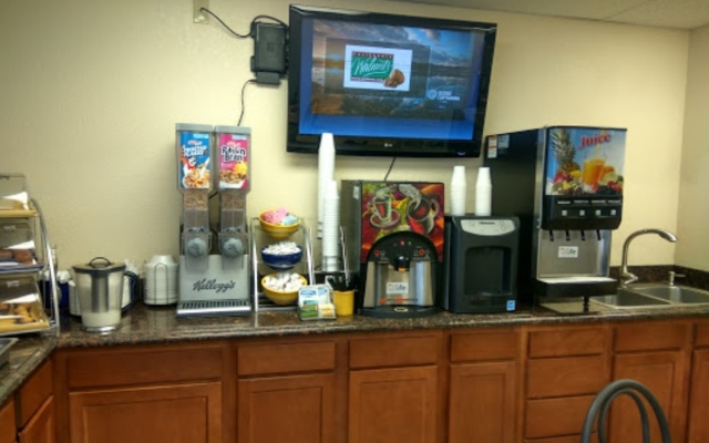 Days Inn by Wyndham West Branch Iowa City Area