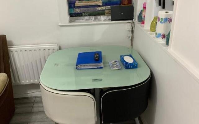 2 bed 1st floor Apartment-own entrance & parking