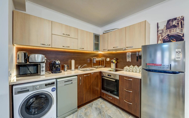 Bright and Spacious 2-BDR Apartment with Balcony