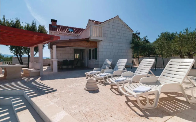 Three-Bedroom Holiday home with Sea View in Praznica