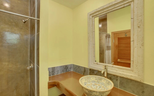 Coconut Row Boutique Hotel