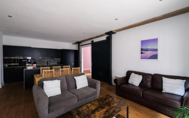 The Eden Warehouse - Pink Apartment (sleeps 4)