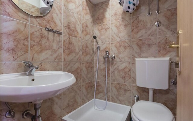 Nice Home in Makarska With Wifi and 2 Bedrooms