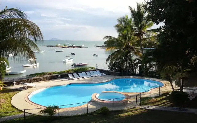 Residence With 6 Seafront Bungalows and Swimming