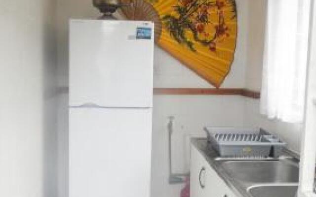 Airport Beach Backpackers