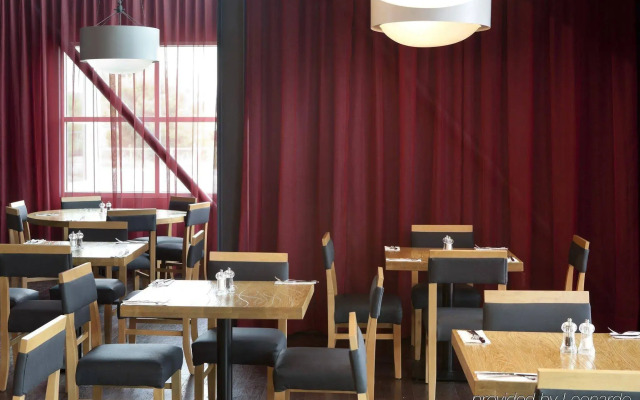 Delta Hotels by Marriott Milwaukee Northwest