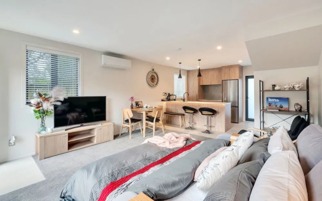 Beautifully Styled 2BR w 2 Carparks & Aircon