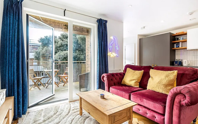 Chic Crystal Palace Flat with Balcony & Workspace