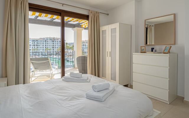Beautiful Duquesa Harbour apt 2001