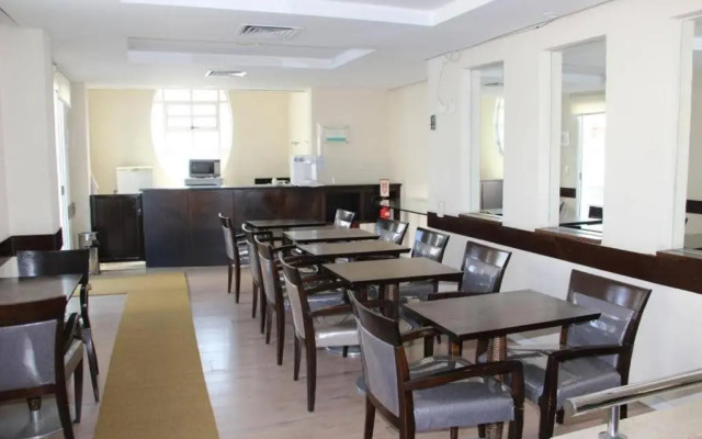 Apt Copacabana quadra da praia 804