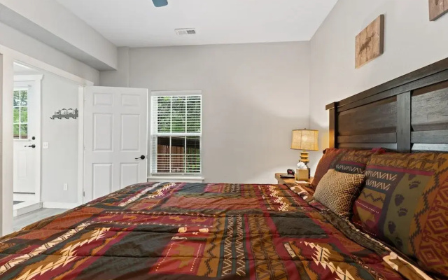 Whispering Woods Lodge-sleeps 10 4 Bedroom Home by RedAwning
