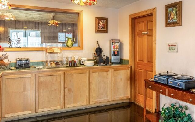 Econo Lodge Inn & Suites Madras