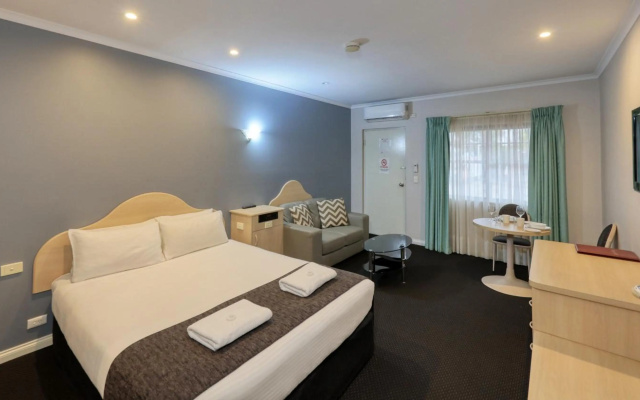 Charles Rasp Motor Inn & Cottages – Guest Rooms – Broken Hill