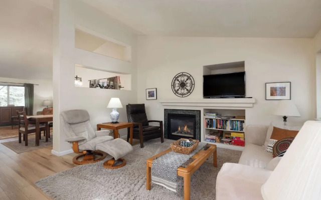 Rock Bluff Retreat - Home for 6!