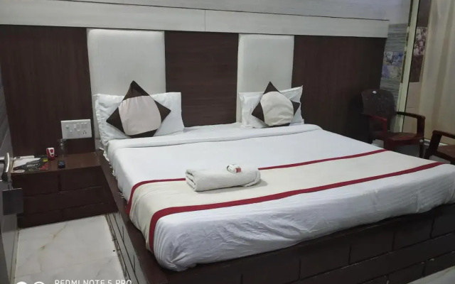OYO 8743 Hotel Ravi Palace