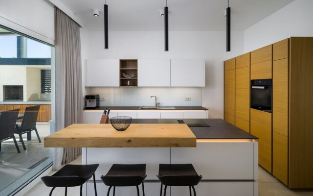 Beachfront Villa Grey Martini with Pool