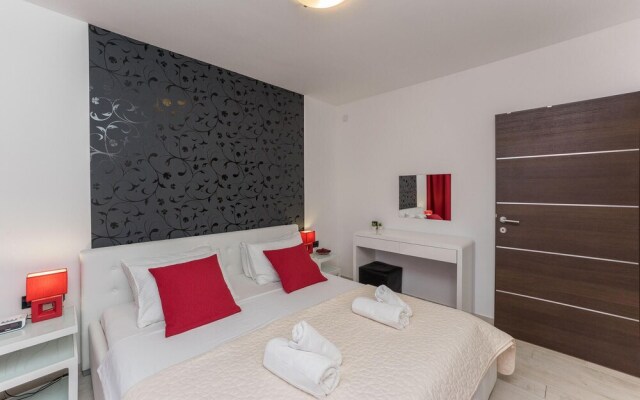 Beautiful Home in Zaton With Wifi and 6 Bedrooms