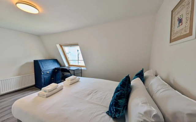 Charming House With Balcony Near Brighton Beach