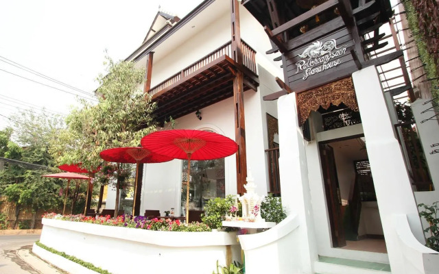 Ratchiangsaen Flora House