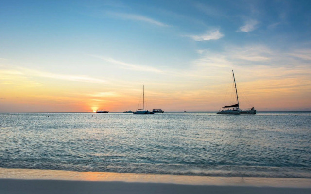 Playa Linda Beach Resort