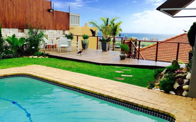 Sun & Sea In A Downtown Villa