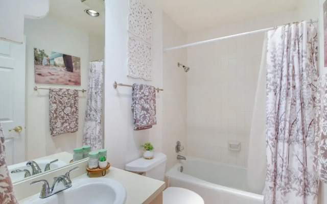 1 Mi to Unm: Convenient Albuquerque Townhome!