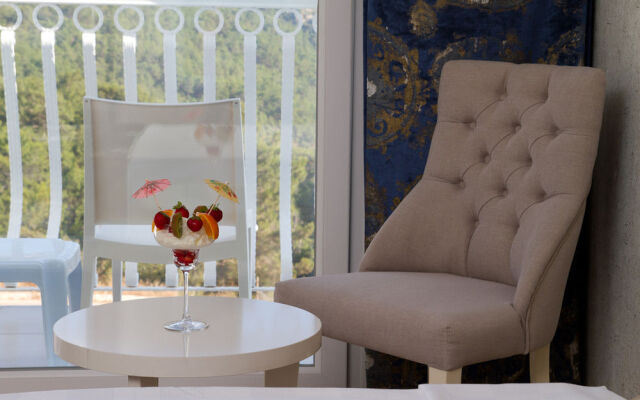 Tropical Deluxe Hotel