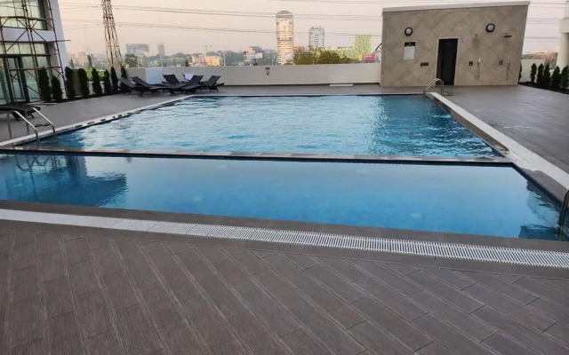 Luxurious & Comfy Gem-5 Star Location-pools, Gym!