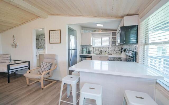 Cute Beach Bungalow Walk to the Beach