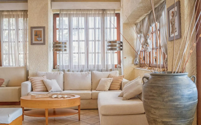 Cavos Bay Hotel and Studios