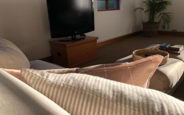 Studio@40: Stylish & modern 1 bedroom apartment.