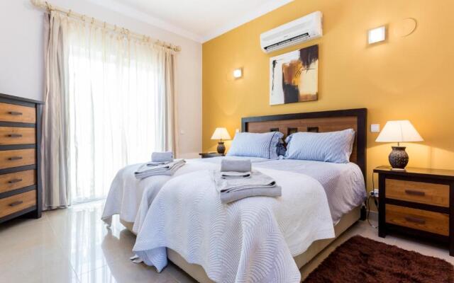 CoolHouses Algarve Luz, 5 bed villa & pool, Casa N