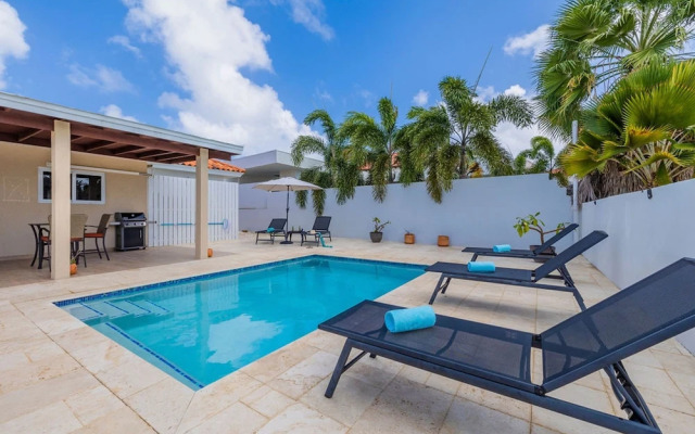 High-end Pool Getaway Upscale 5 Location BBQ
